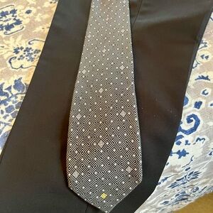 Versace Men’s Tie authentic beautiful and rare to find. Black in color. 🇮🇹